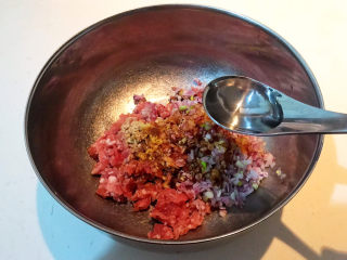 8、藕夹肉,加入玉米油