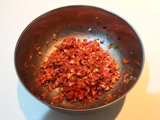 9、藕夹肉,顺着一个方向调匀即可，馅料做好了