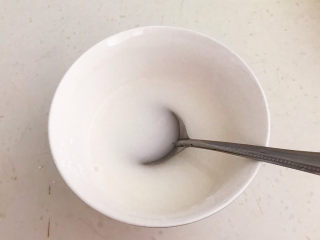 10、藕夹肉,玉米淀粉加入70ml冷水调匀，水淀粉做好了