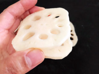 12、藕夹肉,把鲜藕切成相连的2片