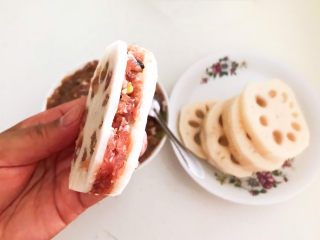 13、藕夹肉,把做好的肉馅放在藕片之间