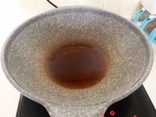 18、藕夹肉,锅里加入开水，加入蚝油，加入生抽调匀