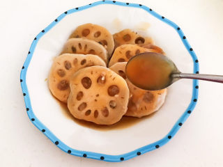 21、藕夹肉,把做好的浇汁均匀的浇到藕夹肉上