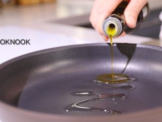 2、肉丸意大利面,中大火热平底锅, 倒入橄榄油沙拉油