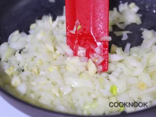 3、肉丸意大利面,倒入约半颗洋葱丁, 与2颗大蒜丁, 炒制香软