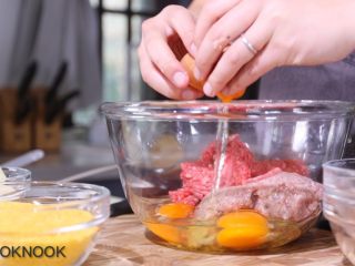 4、肉丸意大利面,倒入牛绞肉与猪肉香肠馅和三颗鸡蛋