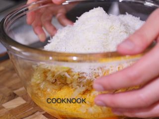 5、肉丸意大利面,倒入面包糠, 起司粉, 炒香的洋葱丁, 大蒜丁