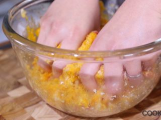 6、肉丸意大利面,用手搅拌均匀