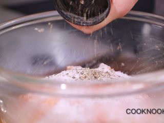 7、肉丸意大利面,适量的盐与黑胡椒粉