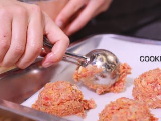 9、肉丸意大利面,用冰淇淋勺, 平均地将肉丸分配成等同尺寸的大小.