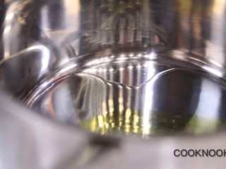 11、肉丸意大利面,锅中倒入橄榄油, 与沙拉油, 中大火热锅