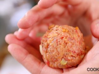 10、肉丸意大利面,再用手揉成球状.