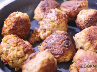 13、肉丸意大利面,将肉丸煎至表面焦黄