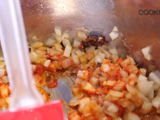 14、肉丸意大利面,不要倒掉锅内的油, 用剩下的油, 中大火将剩下的半个洋葱与大蒜丁倒入番茄膏炒香