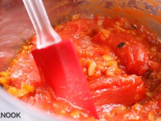 15、肉丸意大利面,倒入罐装番茄酱