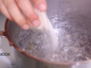 20、肉丸意大利面,煮开水倒入盐