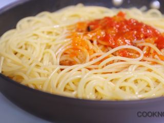 22、肉丸意大利面,煮好的义大利面沥干水分, 倒入一个平底锅中. 淋上一点橄榄油, 用勺子舀出约两大匙的酱汁, 中火将酱汁与面完全融合,