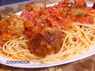 24、肉丸意大利面,放入4-5颗肉丸, 再淋上一点酱汁