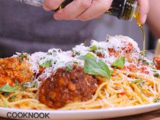 25、肉丸意大利面,撒上适量的起司粉, 罗勒叶, 百里香叶, 橄榄油