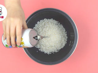 1、懒人免卷箱寿司,龙米1罐反复淘洗至水清澈，捞出沥干，倒入电饭煲中，再倒入清水1罐，按下煮饭键煮熟