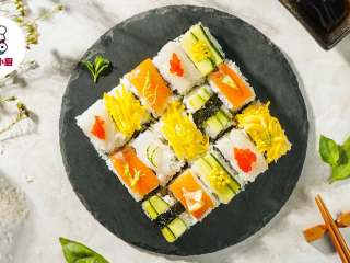 6、懒人免卷箱寿司,最后用鱼籽、柠檬片、叶子等装饰寿司，即可享用