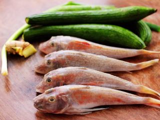 1、红蟹鱼炖丝瓜,先准备食材，丝瓜去皮后切成菱形块。