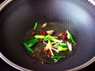 3、红蟹鱼炖丝瓜,锅烧热后，倒入花生油烧至六成热时，小火慢慢炸香花椒和八角，再大火爆香葱姜丝。