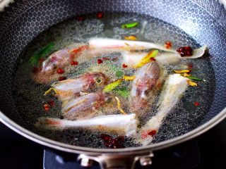 5、红蟹鱼炖丝瓜,锅中倒入适量的清水。