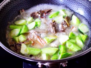 10、红蟹鱼炖丝瓜,加入切块的丝瓜。