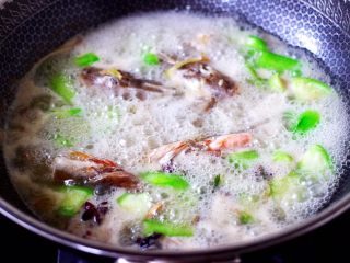 11、红蟹鱼炖丝瓜,大火继续炖煮至丝瓜变色断生。