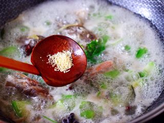 12、红蟹鱼炖丝瓜,加入鸡精调味增鲜。