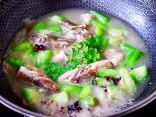 13、红蟹鱼炖丝瓜,撒上香菜段即可关火。