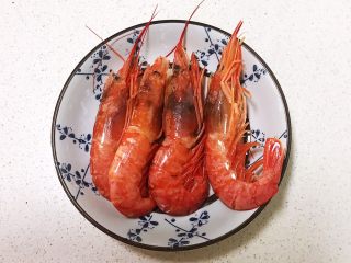 1、红烧虾,把阿根廷红虾清洗干净