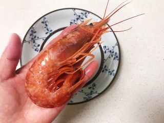 2、红烧虾,这个虾蛮大的，剪掉虾枪，虾脚和虾须