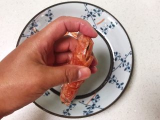 4、红烧虾,给红虾开背，取出虾线，红虾就处理好了，把另外3只也都处理好备用