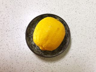 5、红烧虾,把柠檬清洗干净