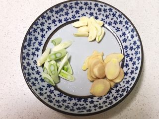 6、红烧虾,大葱切成小段，鲜姜切成小片，大蒜切成小片