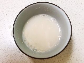 7、红烧虾,玉米淀粉放入碗里，加入50ml冷水调匀，水淀粉调好了