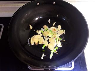 8、红烧虾,炒锅烧热后加入大豆色拉油，油烧热后加入葱姜蒜，煸炒出香味