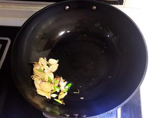 9、红烧虾,把葱姜蒜放入锅的一边