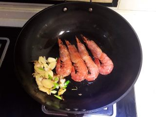 10、红烧虾,把红虾放入锅里煎制