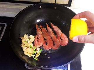 11、红烧虾,挤入柠檬汁，去除腥味，虾的两面各煎制2分钟