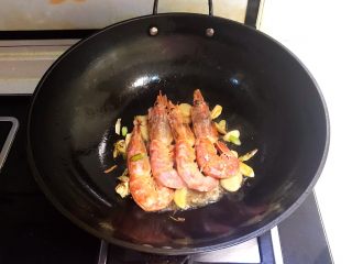 12、红烧虾,把煎好的红虾放在葱姜的上面