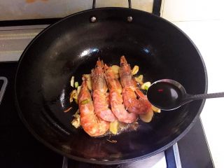 13、红烧虾,加入1勺豉油