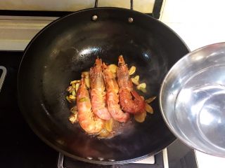 14、红烧虾,加入300ml开水