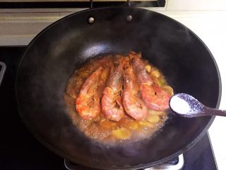 15、红烧虾,烧开后加入2克精盐