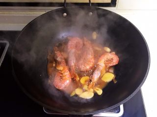 16、红烧虾,调匀即可