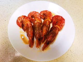 17、红烧虾,把烧熟的红虾夹出来放入盘中