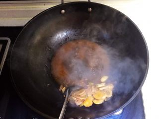 18、红烧虾,把锅里的葱姜蒜用漏勺捞出去