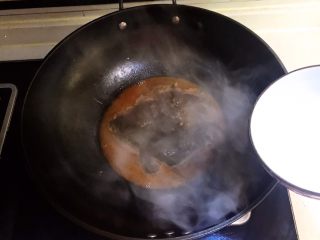 19、红烧虾,把水淀粉倒入锅里